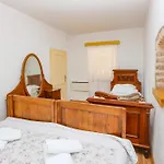 Apartamento With Parking Space Konjevrate, Krka - 24487 Unesic