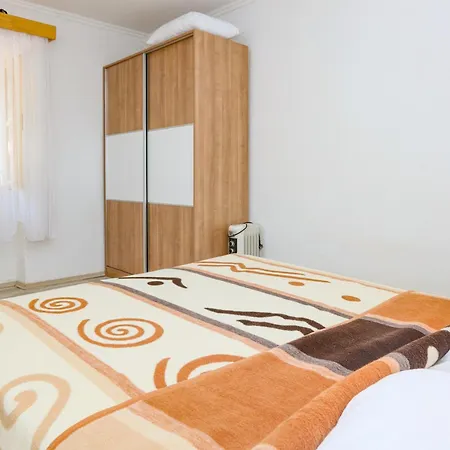 Διαμέρισμα With Parking Space Konjevrate, Krka - 24487 Unesic