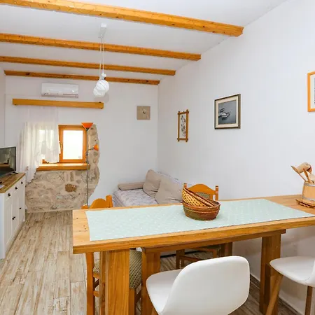 Lägenhet With Parking Space Konjevrate, Krka - 24487 Unesic